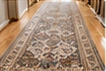 Ahşap zeminde uzanan dar desenli yolluk